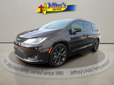 Black 2018 CHRYSLER PACIFICA LIMITED for sale in Scottsburg, IN