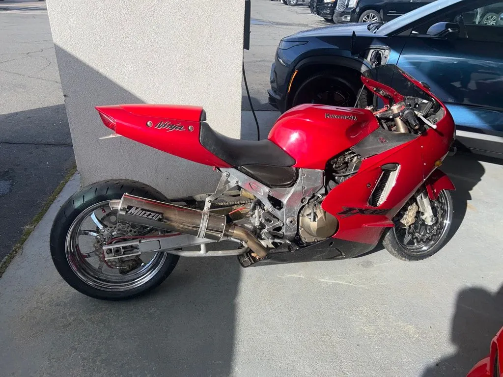 Red 2000 Kawasaki Ninja ZX-10R for sale in Madison, NC