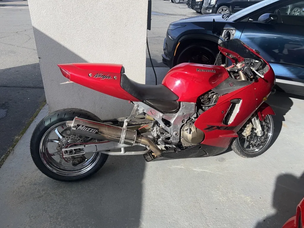 Red 2000 Kawasaki Ninja ZX-10R for sale in Madison, NC