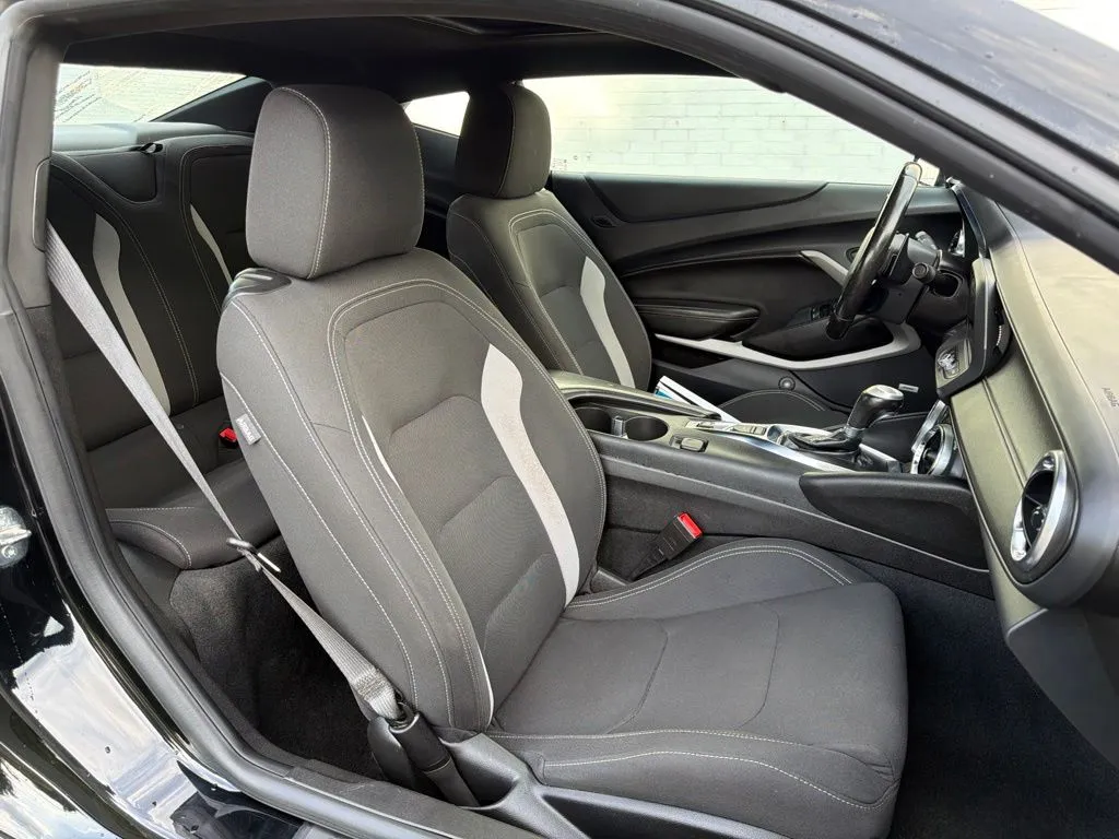 2022 Chevrolet Camaro LT1 - Photo 11