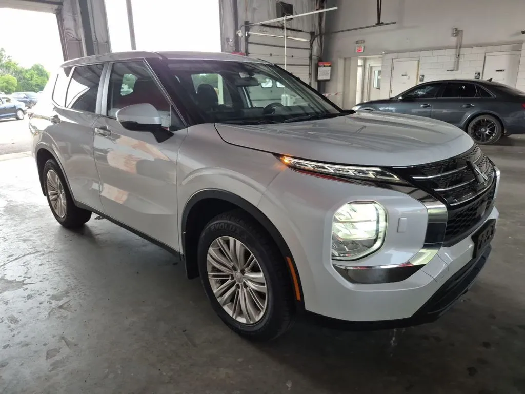 White 2024 Mitsubishi Outlander ES for sale in Madison, NC