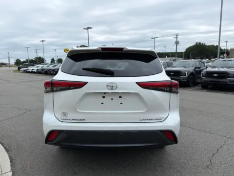 More photos of 2022 Toyota Highlander Limited at Smart Ford, VA