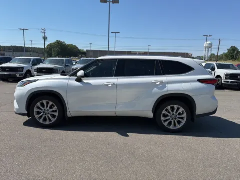 More photos of 2022 Toyota Highlander Limited at Smart Ford, VA