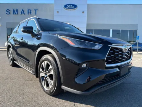 Black 2022 Toyota Highlander XLE for sale in South Boston, VA