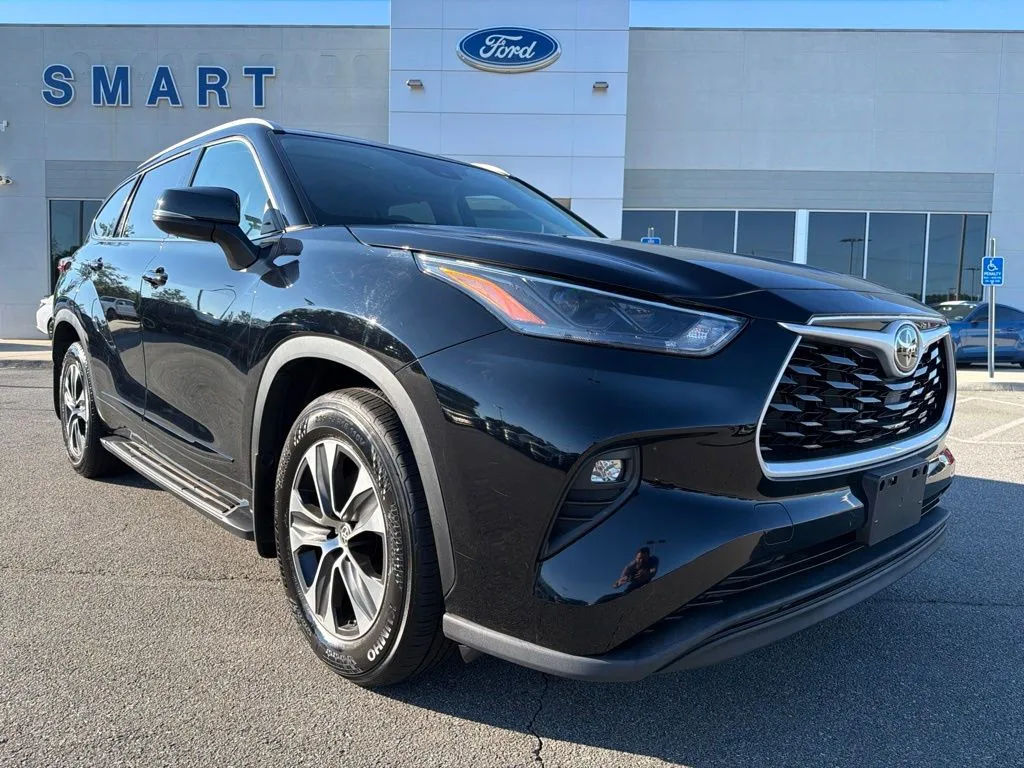 Black 2022 Toyota Highlander XLE for sale in South Boston, VA