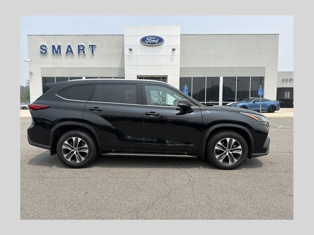 Black 2022 Toyota Highlander XLE for sale in South Boston, VA