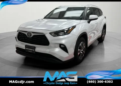 White 2022 Toyota Highlander XLE for sale in Chillicothe, MO