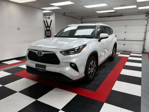 White 2022 Toyota Highlander XLE for sale in Chillicothe, MO
