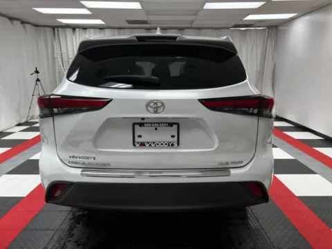 More photos of 2022 Toyota Highlander XLE at MAG CDJR, MO