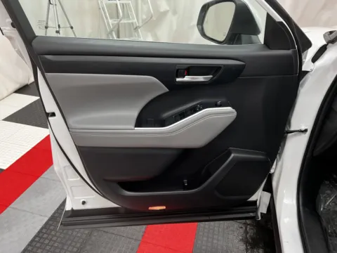 More photos of 2022 Toyota Highlander XLE at MAG CDJR, MO