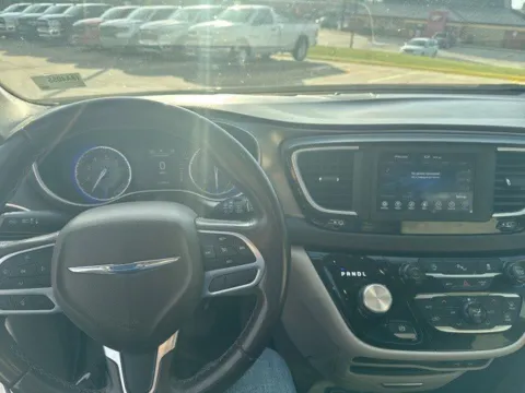More photos of 2018 Chrysler Pacifica Touring L at MAG CDJR, MO