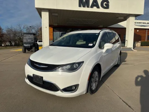White 2018 Chrysler Pacifica Touring L for sale in Chillicothe, MO