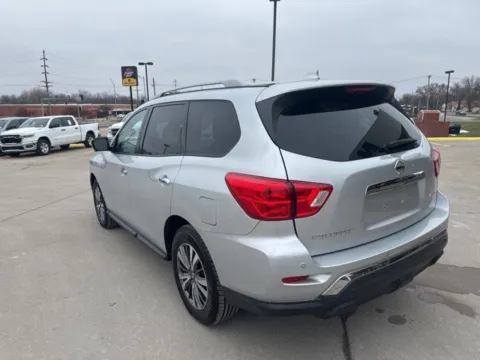 More photos of 2019 Nissan Pathfinder SL at MAG CDJR, MO