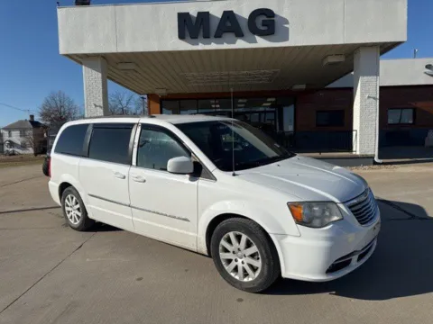 White 2014 Chrysler Town & Country Touring for sale in Chillicothe, MO