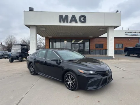 Black 2023 Toyota Camry SE for sale in Chillicothe, MO