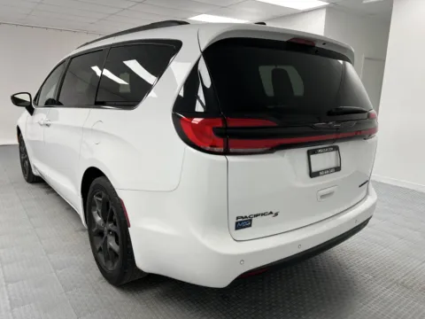 More photos of 2025 Chrysler Pacifica Limited at MAG CDJR, MO