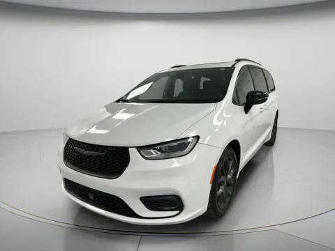 Another view of 2025 Chrysler Pacifica Limited for sale in Chillicothe, MO at MAG CDJR