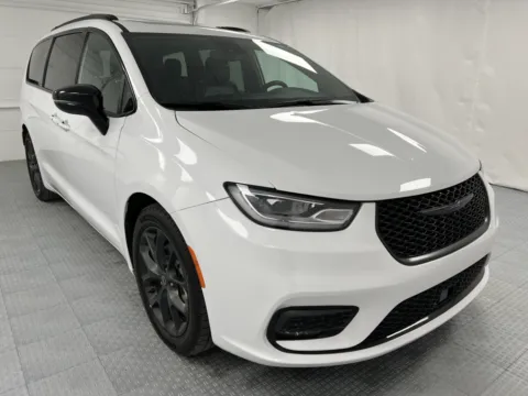 White 2025 Chrysler Pacifica Limited for sale in Chillicothe, MO