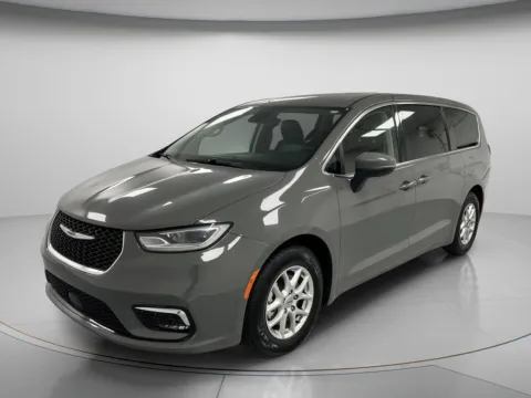 More photos of 2023 Chrysler Pacifica Touring L at MAG CDJR, MO