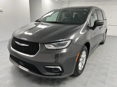 More photos of 2023 Chrysler Pacifica Touring L at MAG CDJR, MO