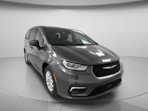 Photos of 2023 Chrysler Pacifica Touring L for sale in Chillicothe, MO at MAG CDJR