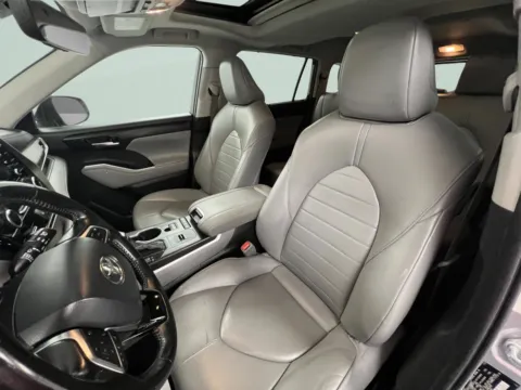 More photos of 2021 Toyota Highlander XLE at MAG CDJR, MO