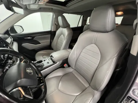 More photos of 2021 Toyota Highlander XLE at MAG CDJR, MO