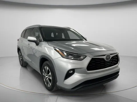 Black 2021 Toyota Highlander XLE for sale in Chillicothe, MO