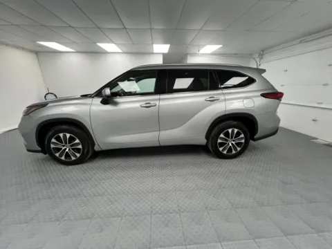 More photos of 2021 Toyota Highlander XLE at MAG CDJR, MO