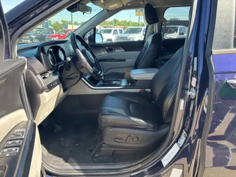 More photos of 2022 Kia Carnival LXS at MAG CDJR, MO
