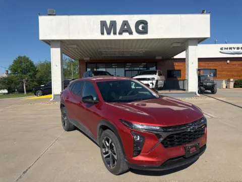 Orange 2024 Chevrolet Trax 1RS for sale in Chillicothe, MO