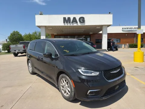 Black 2023 Chrysler Pacifica Touring L for sale in Chillicothe, MO