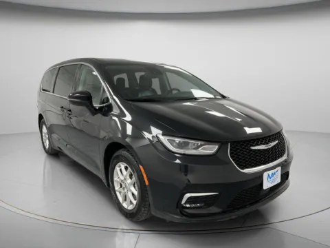 Black 2023 Chrysler Pacifica Touring L for sale in Chillicothe, MO