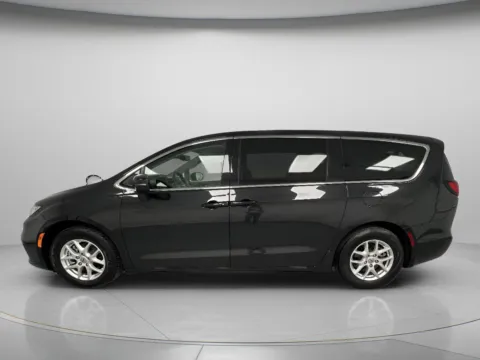 More photos of 2023 Chrysler Pacifica Touring L at MAG CDJR, MO