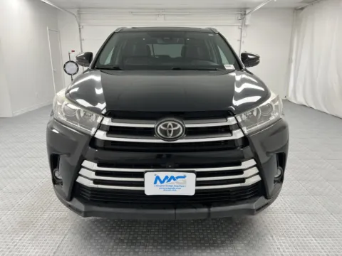 Photos of 2019 Toyota Highlander Limited Platinum for sale in Chillicothe, MO at MAG CDJR