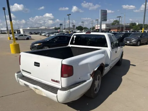 More photos of 2000 GMC Sonoma SLS w/1SR Pkg at MAG CDJR, MO