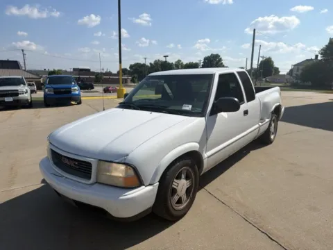 Photos of 2000 GMC Sonoma SLS w/1SR Pkg for sale in Chillicothe, MO at MAG CDJR