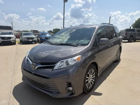 Photos of 2018 Toyota Sienna XLE Premium for sale in Chillicothe, MO at MAG CDJR