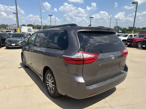 More photos of 2018 Toyota Sienna XLE Premium at MAG CDJR, MO
