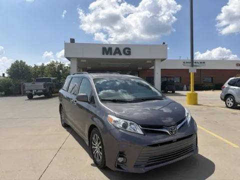Brown 2018 Toyota Sienna XLE Premium for sale in Chillicothe, MO