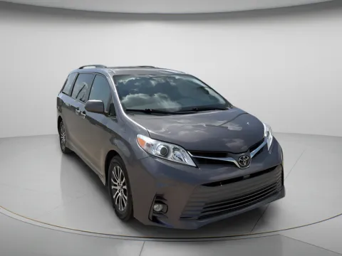 Brown 2018 Toyota Sienna XLE Premium for sale in Chillicothe, MO