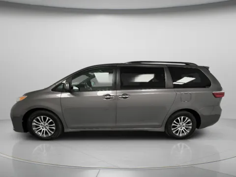 More photos of 2018 Toyota Sienna XLE Premium at MAG CDJR, MO