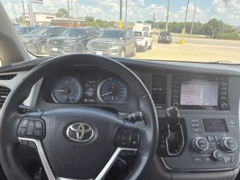 More photos of 2018 Toyota Sienna XLE Premium at MAG CDJR, MO