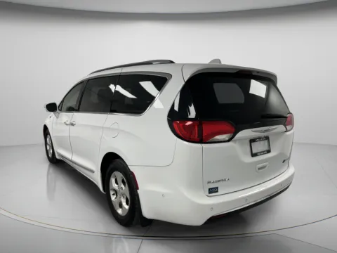 More photos of 2018 Chrysler Pacifica Hybrid Limited at MAG CDJR, MO