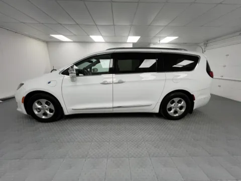 More photos of 2018 Chrysler Pacifica Hybrid Limited at MAG CDJR, MO