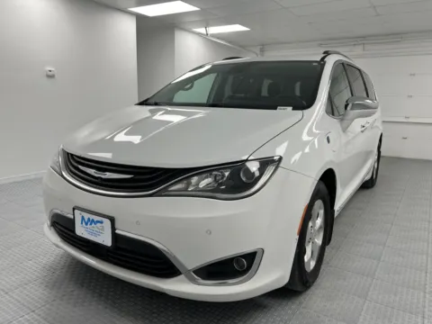 Another view of 2018 Chrysler Pacifica Hybrid Limited for sale in Chillicothe, MO at MAG CDJR