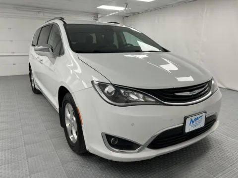 White 2018 Chrysler Pacifica Hybrid Limited for sale in Chillicothe, MO