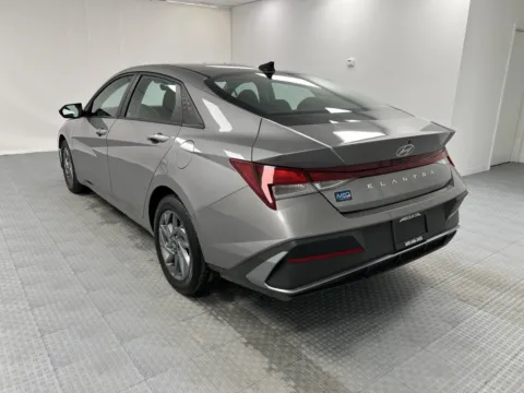More photos of 2024 Hyundai Elantra SEL at MAG CDJR, MO