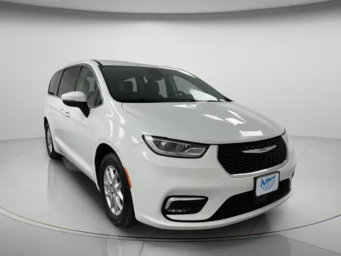 White 2023 Chrysler Pacifica Touring L for sale in Chillicothe, MO