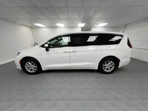 More photos of 2023 Chrysler Pacifica Touring L at MAG CDJR, MO